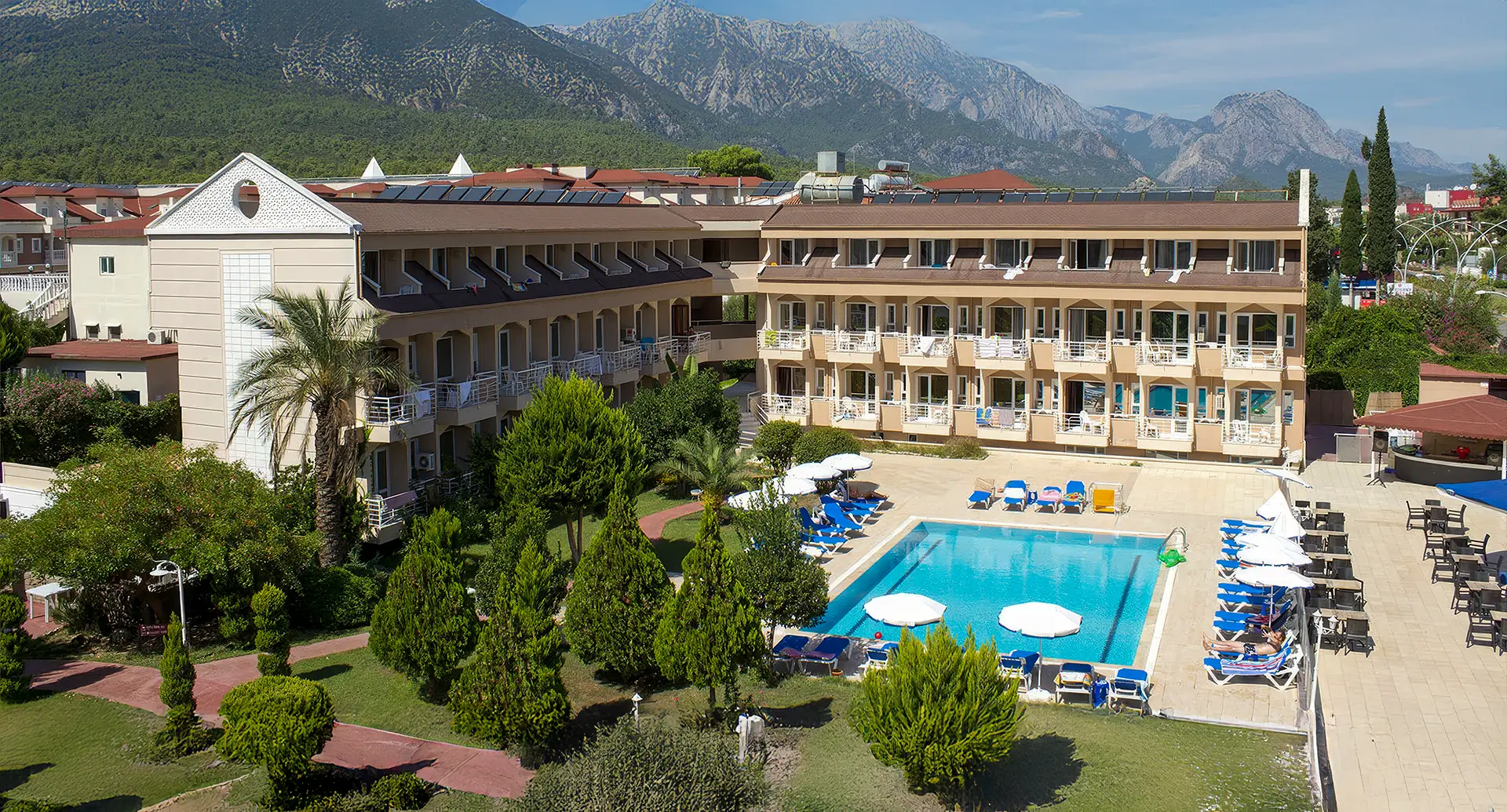 Ares Dream Hotel ve bahçesi 1