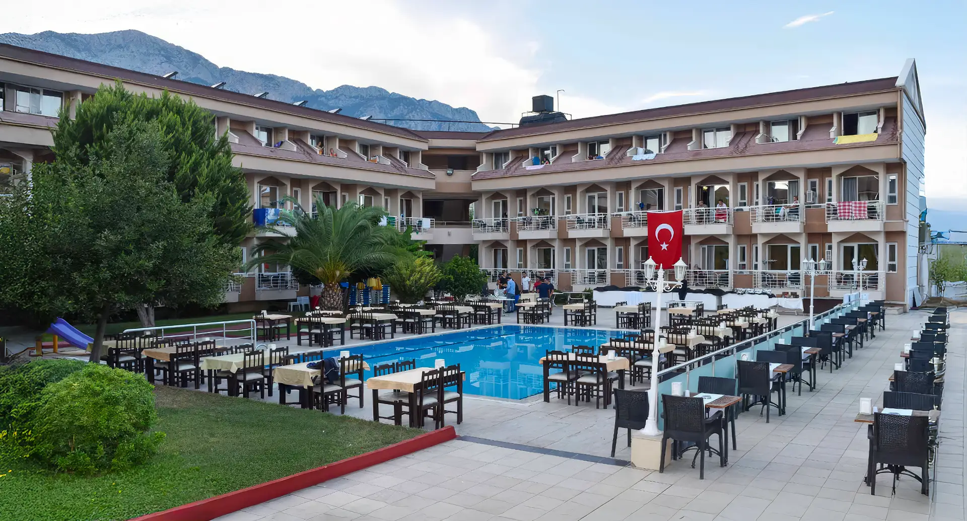Ares Dream Hotel ve bahçesi 2