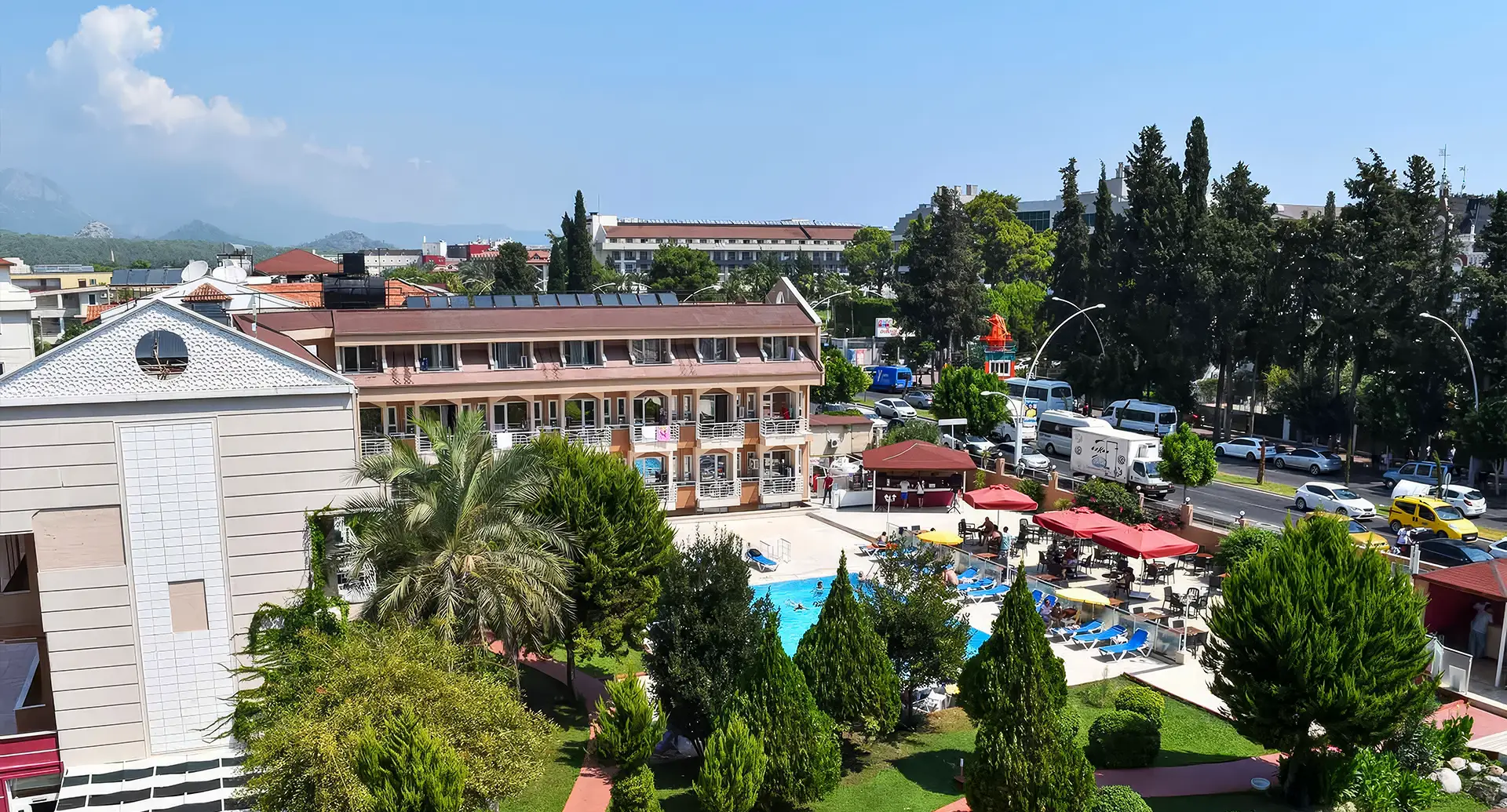 Ares Dream Hotel ve bahçesi 3