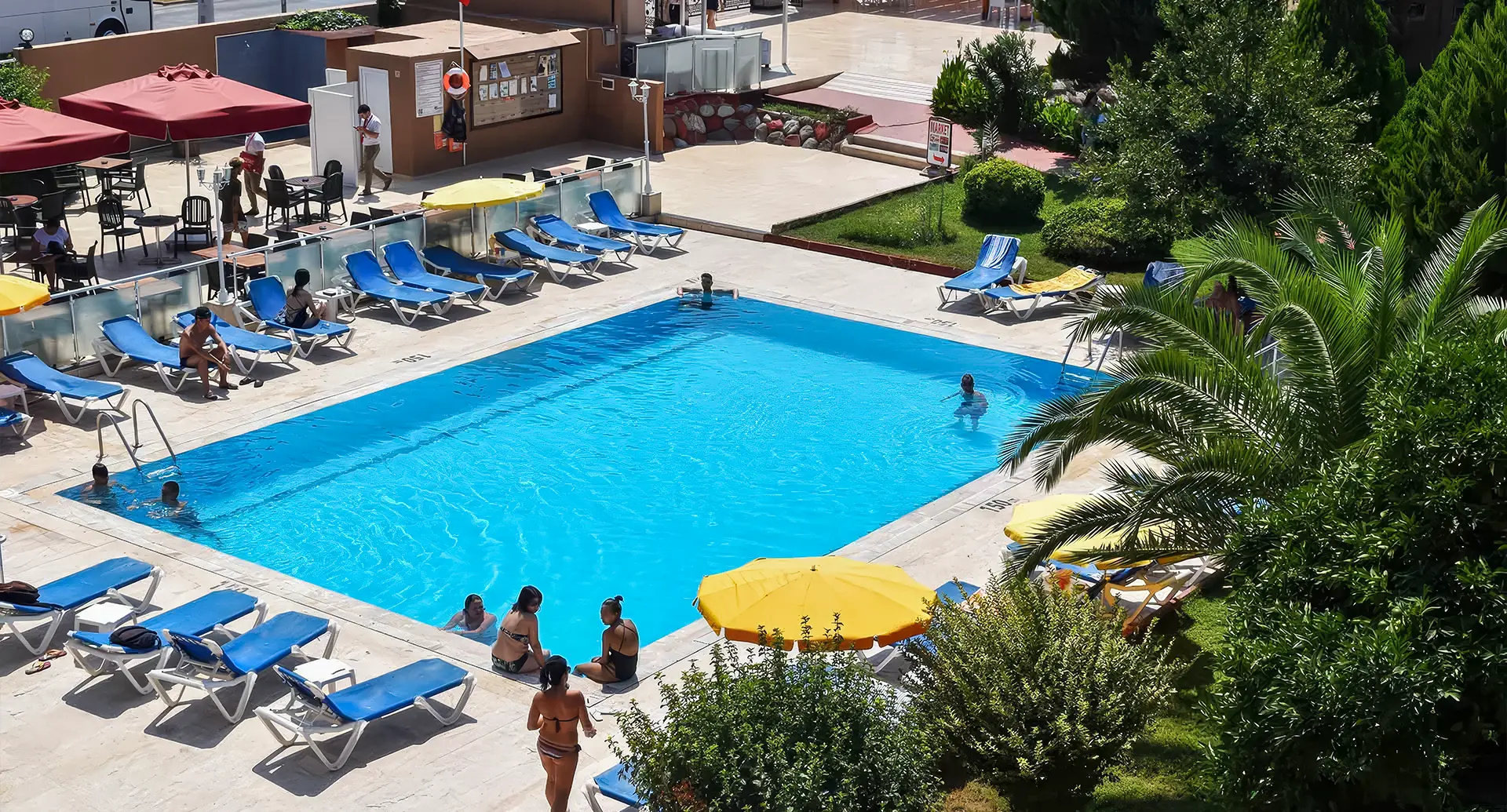 Ares Dream Hotel ve bahçesi 4