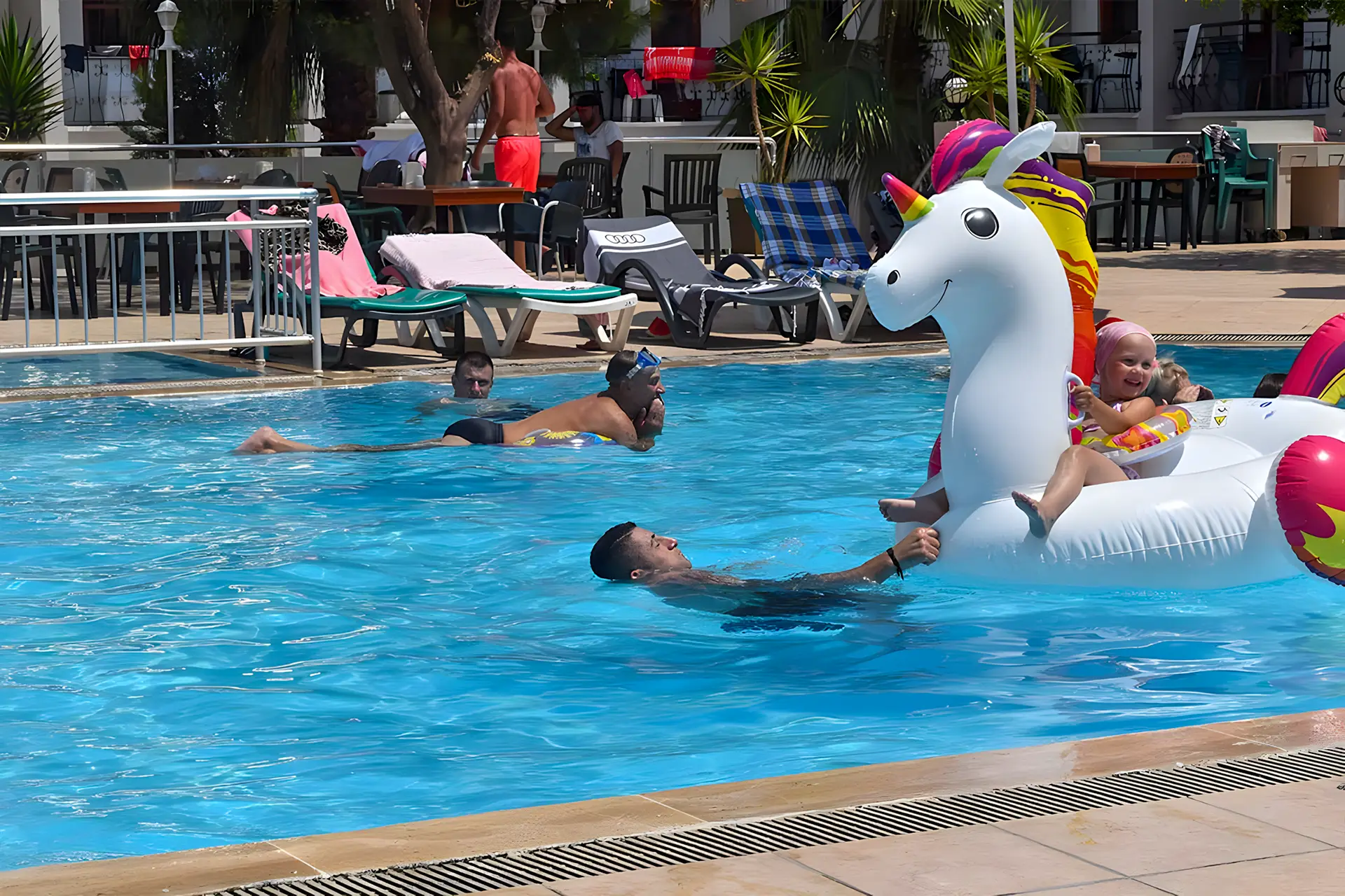 Ares Hotel havuzu