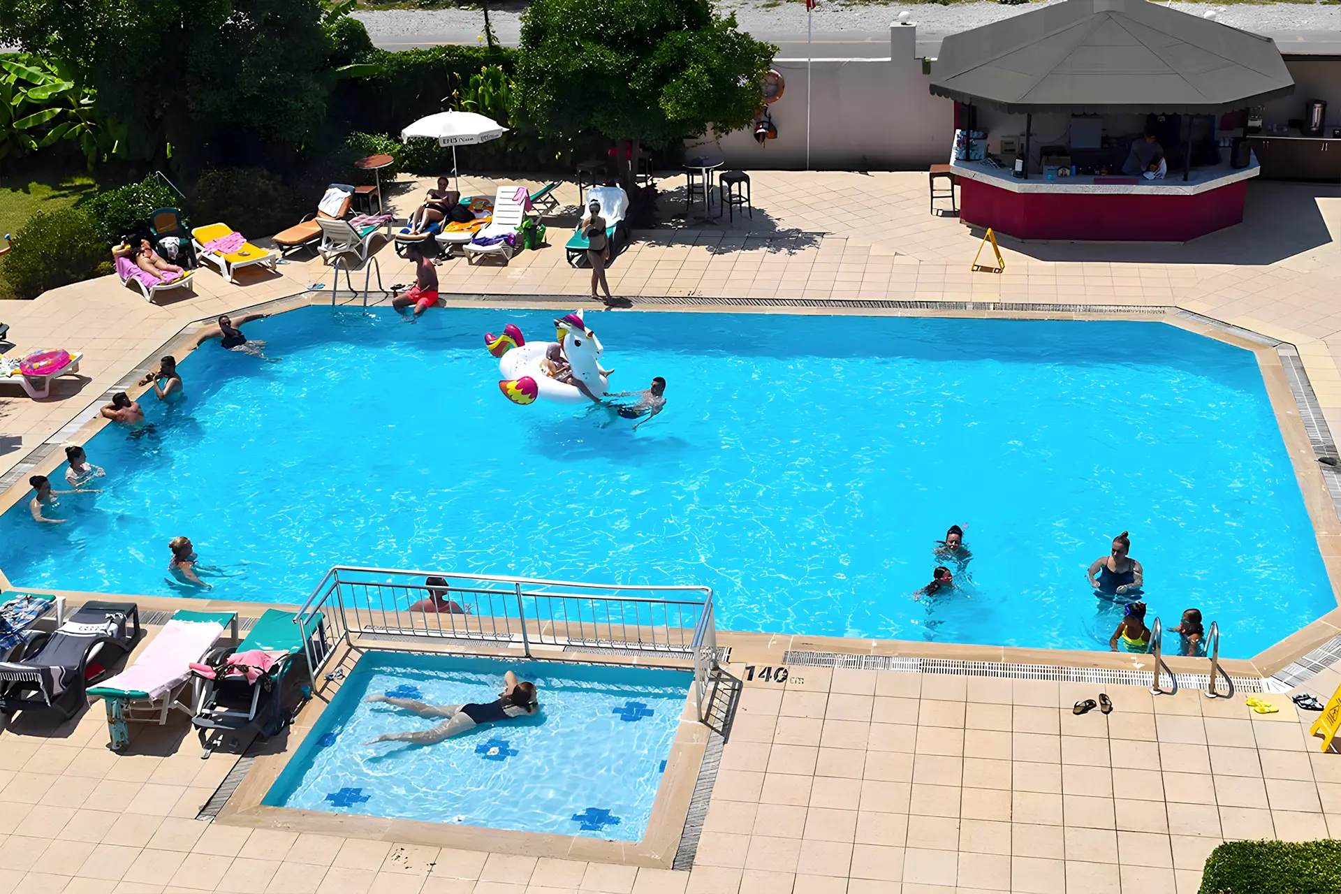 Ares Hotel havuzu