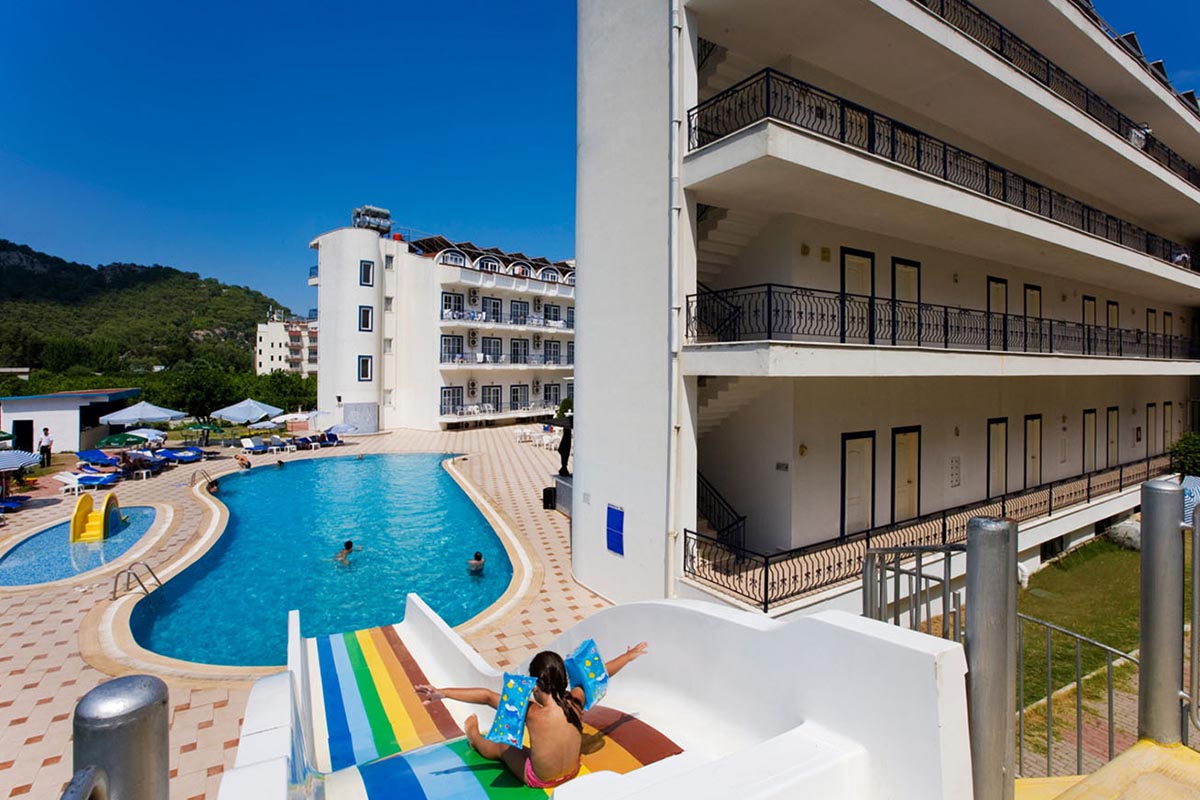 Ares Blue Hotel havuz alanı